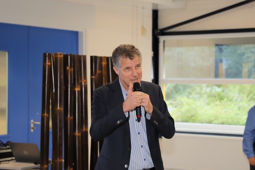 Directeur Bas van Drooge die iedereen welkom heet