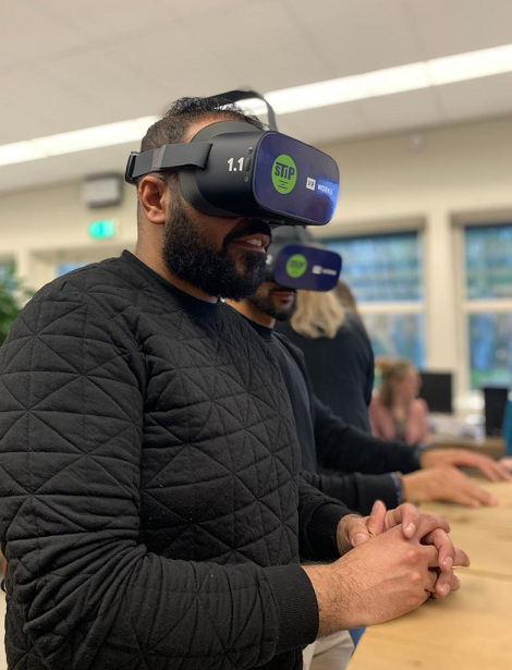 foto: Man met VR-bril ervaart verschillende beroepen.