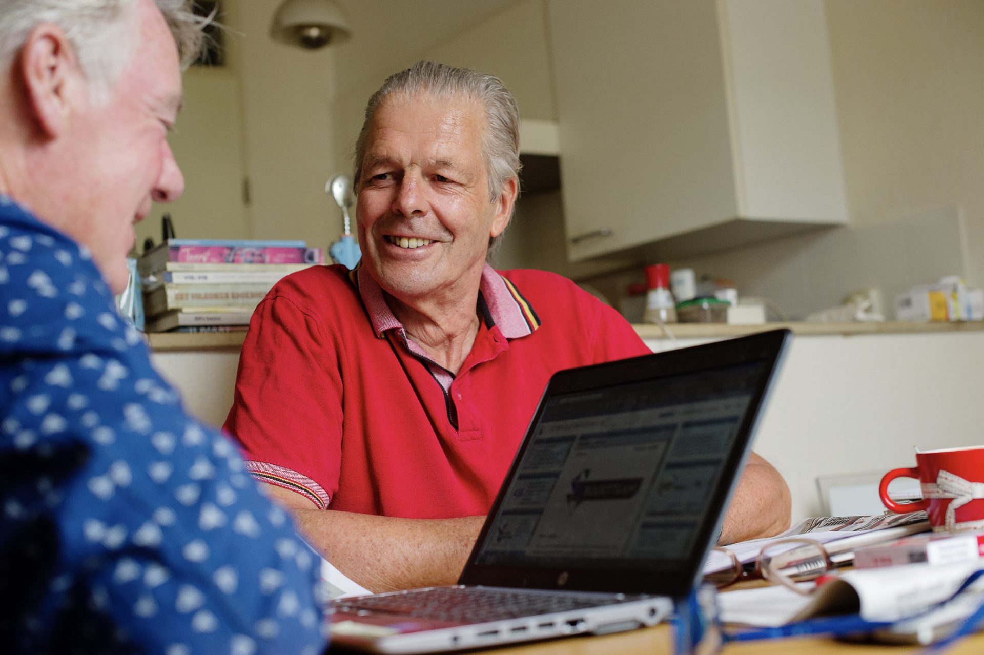 foto: Incluzio, twee personen in gesprek.