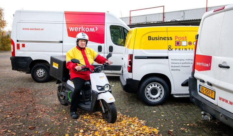 foto: Postbezorger op scootertje