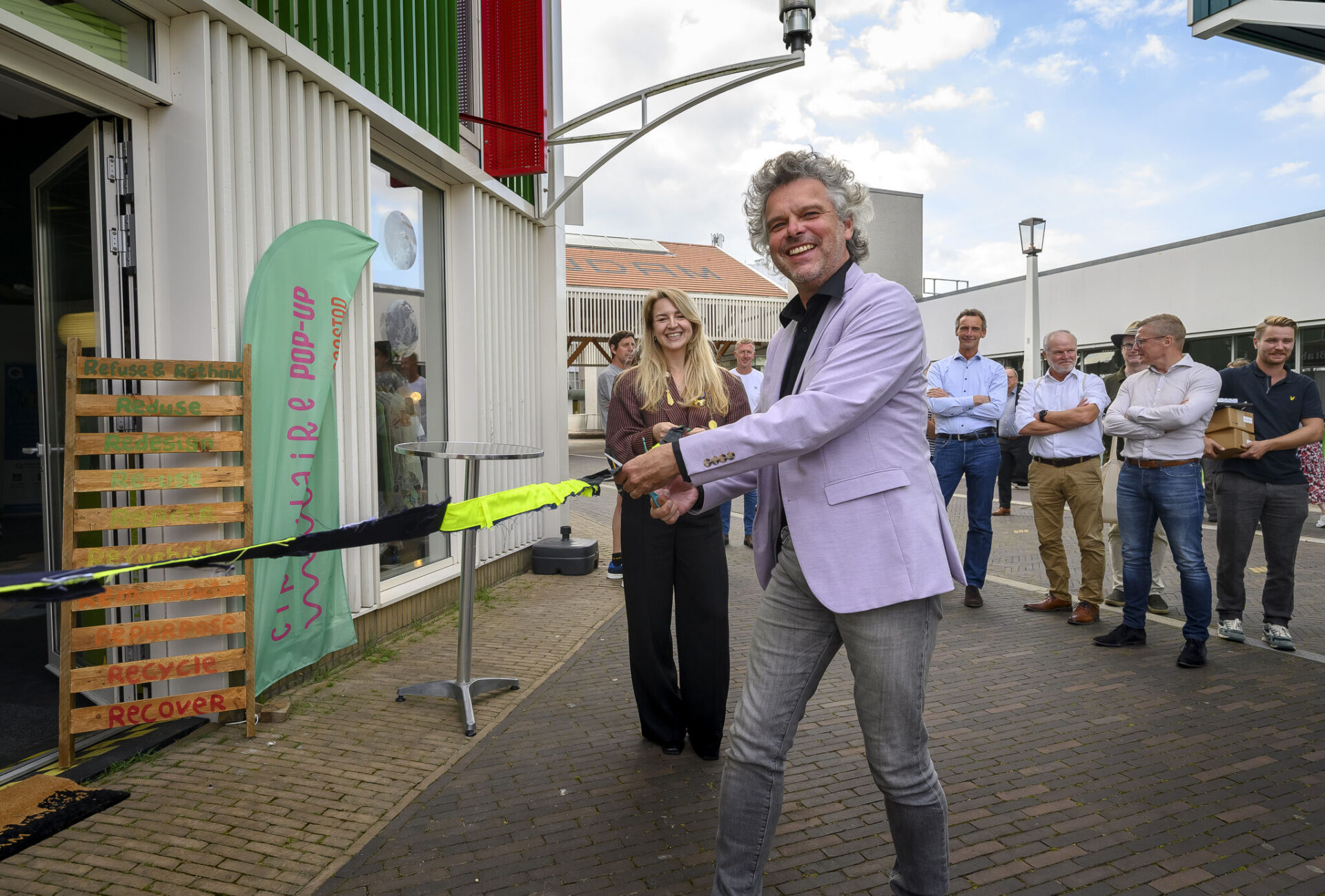 foto: opening circulaire pop-upstore Zaandam door Zaanse wethouder René Tuijn.