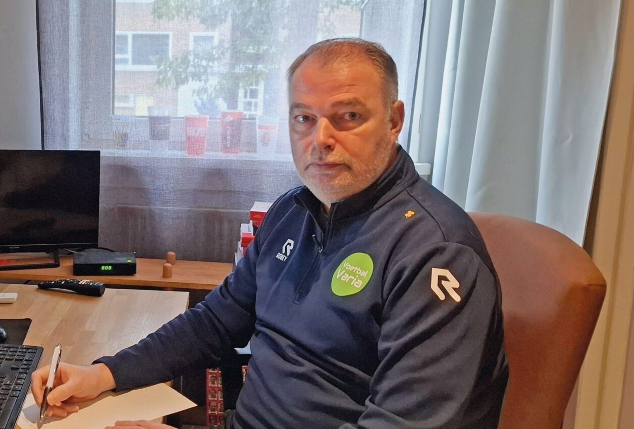 foto: Marco van Langelaar aan bureau.