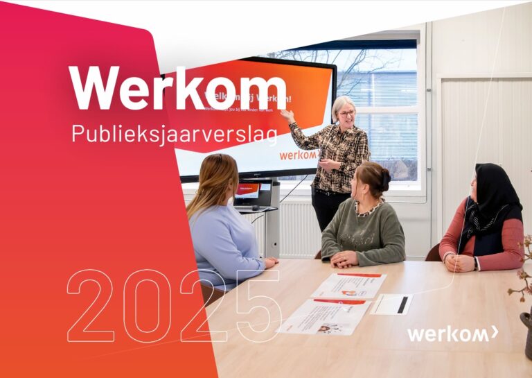 voorpagina Publieksjaarverslag 2025. Docent geeft uitleg aan drie aandachtig luisterende kandidaten.